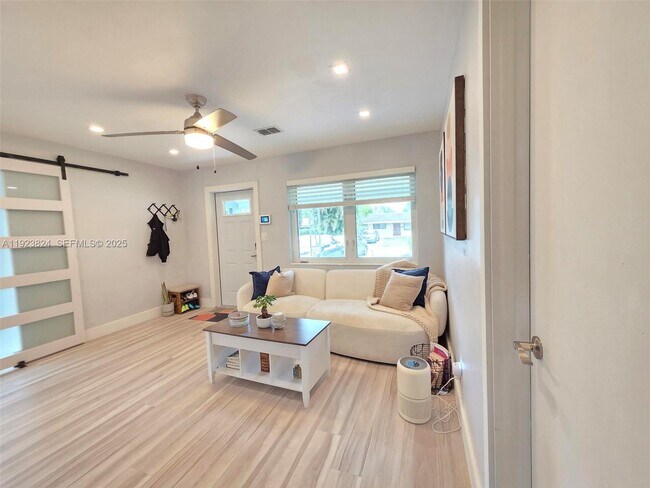 Foto del edificio - 250 NE 42nd St