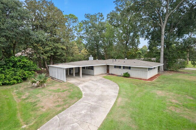 Foto del edificio - 8709 Forest Hill Dr