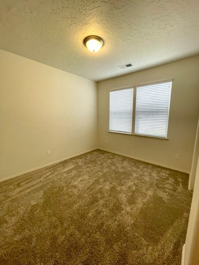 Building Photo - Beautiful like new 3 bedroom Hayden home in Prineville!