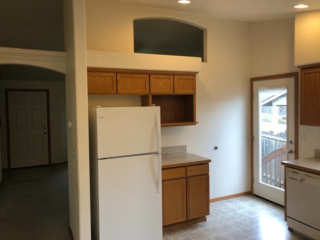 Foto del edificio - Singular room for rent with shared living space.