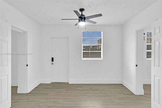 Building Photo - 422 NW S River Dr