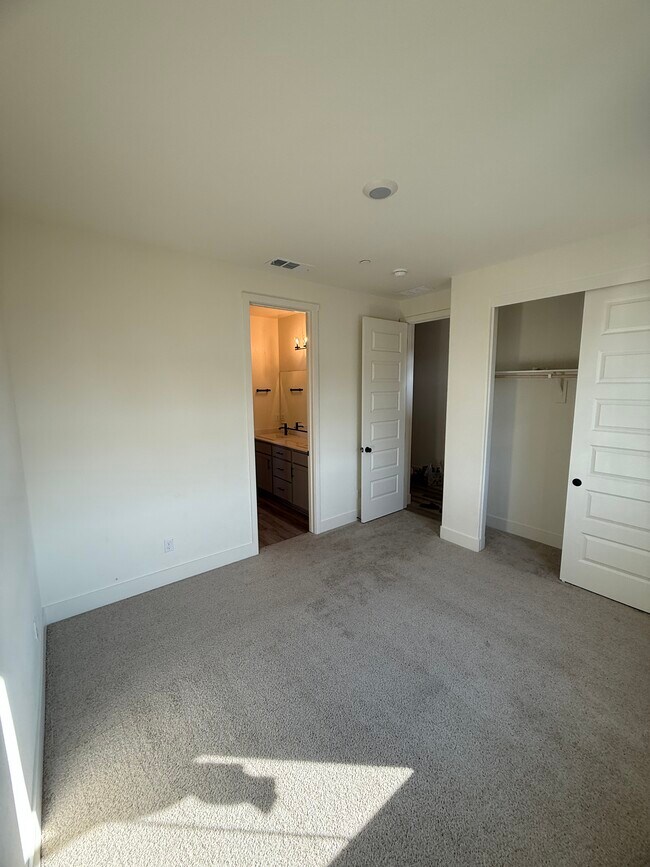 Foto del edificio - 402 Broadstone Ct