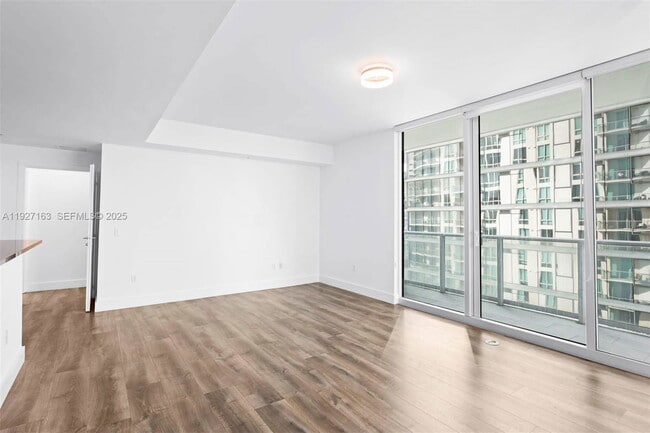 Foto del edificio - 300 S Biscayne Blvd