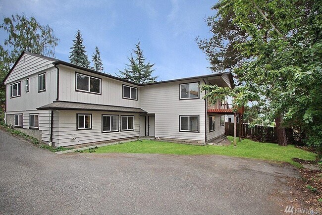 Puerta principal - 13727 35th Ave NE