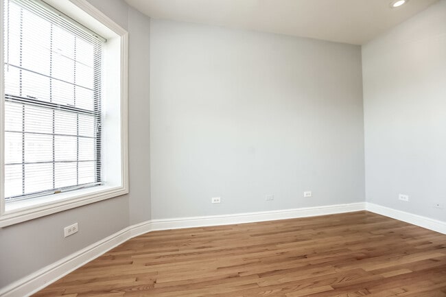 Building Photo - Two Bedroom in Bronzeville!