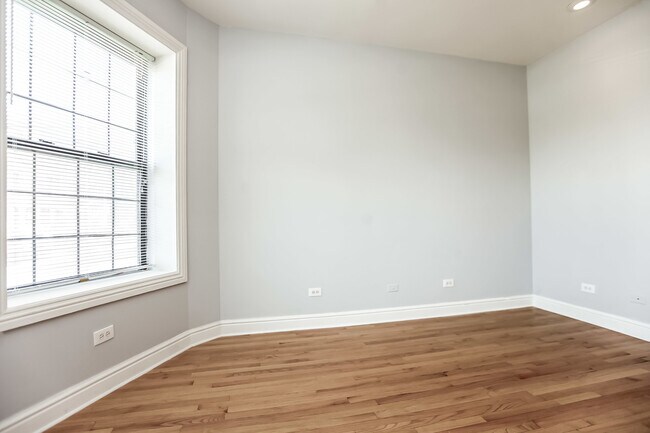 Foto del edificio - Two Bedroom in Bronzeville!
