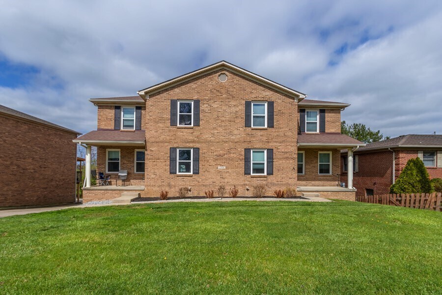 Primary Photo - Spacious 2-Story Unit with Garage for Rent