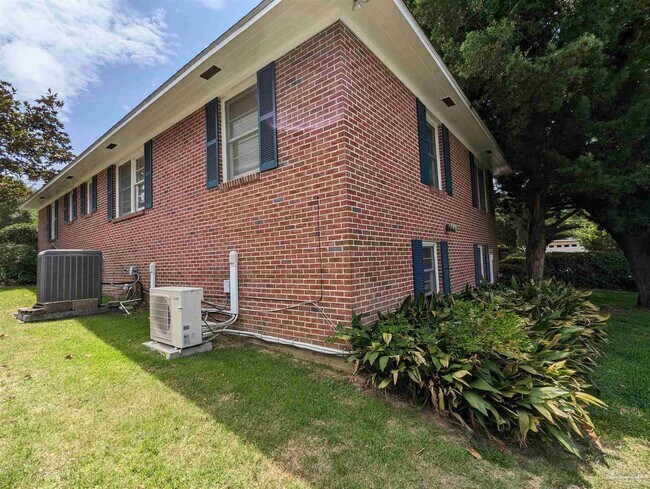 Building Photo - 2770 Magnolia Ave