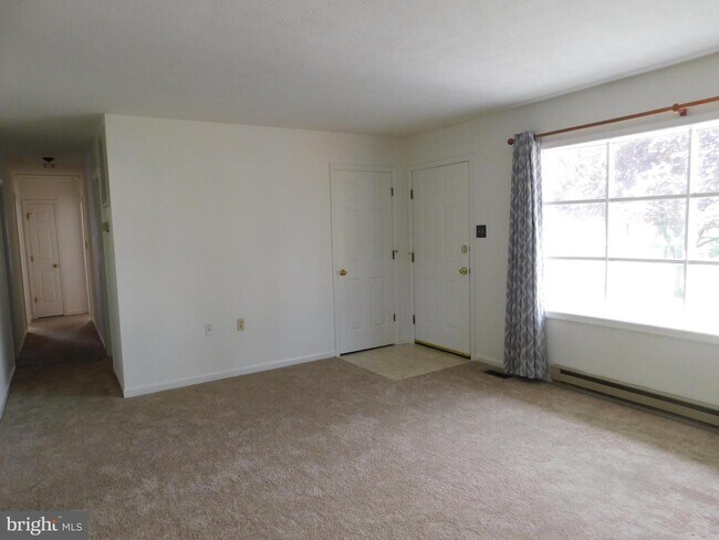 Building Photo - 210 Somerset Dr