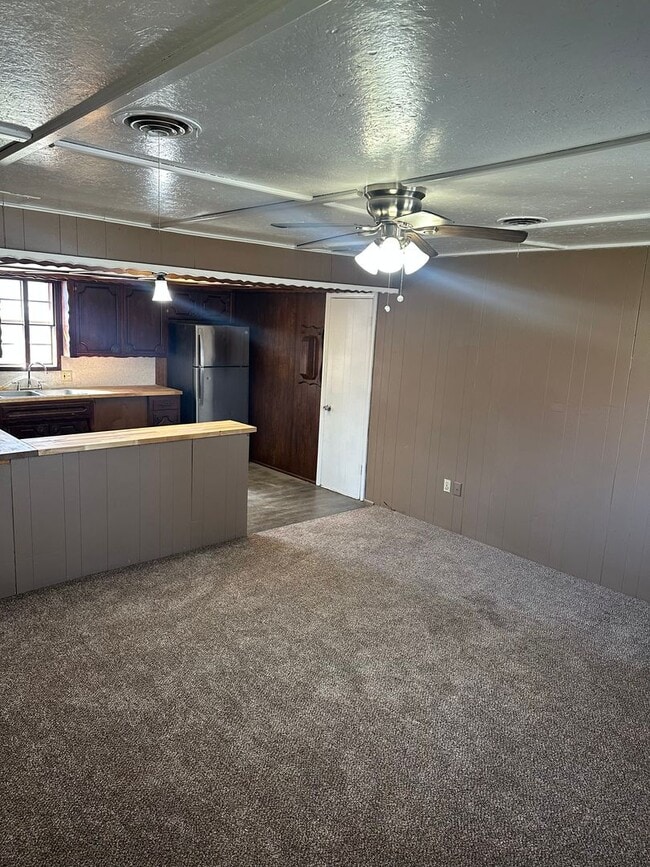 Building Photo - 4 Bed 2 Bath Available!