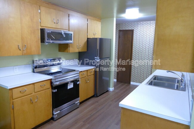 Building Photo - 2127 N 160th St