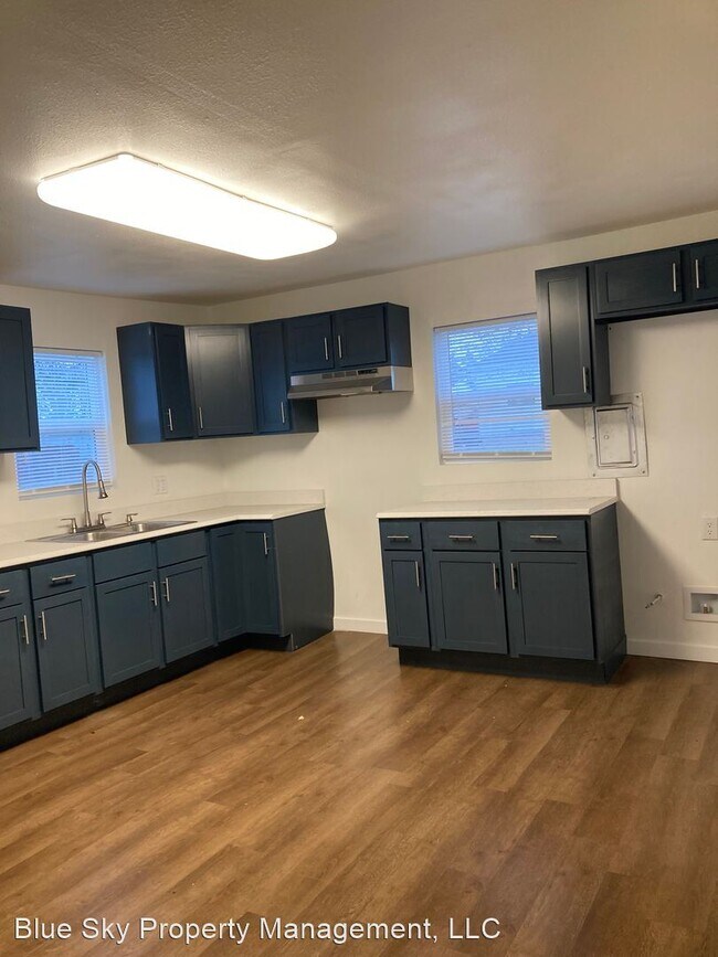 Building Photo - 3 br, 1 bath House - 2224 W. Memorial Dr.