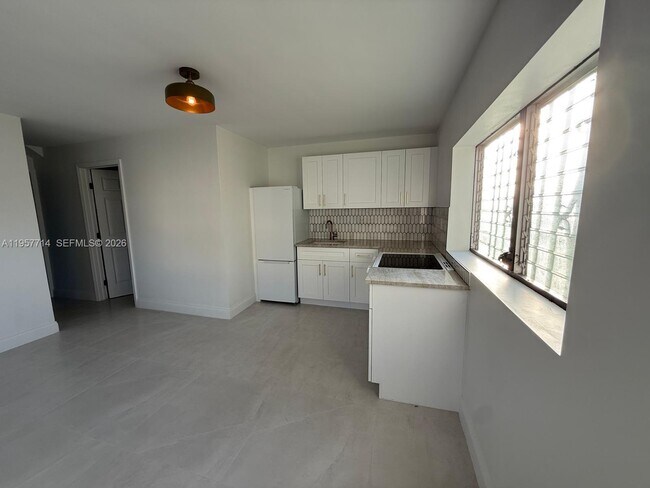 Building Photo - 525 SW 22nd Ave