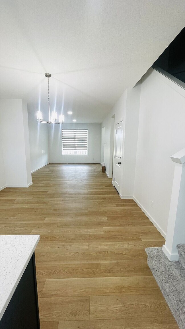 Photo du bâtiment - COZY AND BEAUTIFUL 3 BDRM+ DEN AND 2.5 BAT...