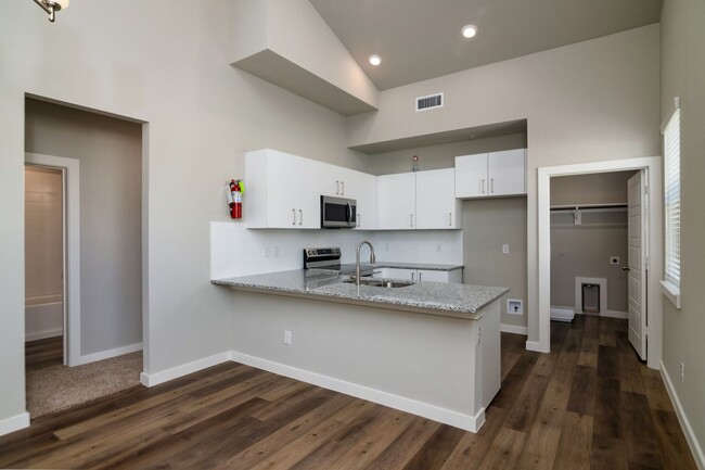 Foto del edificio - GORGEOUS 2 BEDROOM FOUR PLEX LOCATED IN MI...