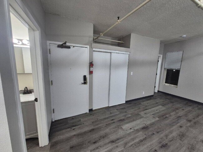 Foto del edificio - 301 N Riverfront Dr