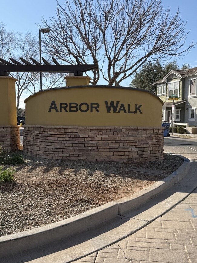 Foto del edificio - Tri-level townhouse at Gilbert & Guadalupe!