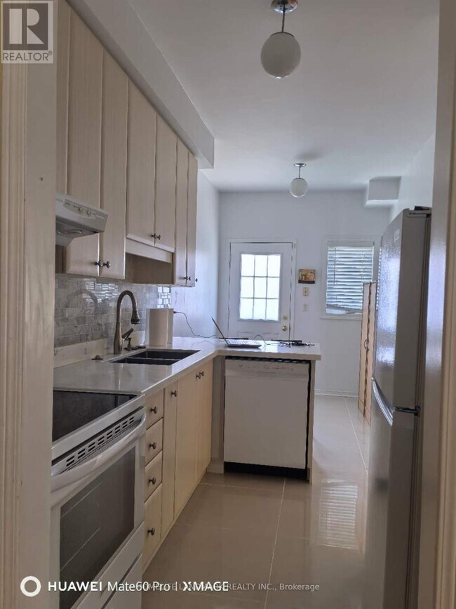 Building Photo - 328 Cranston Park Ave