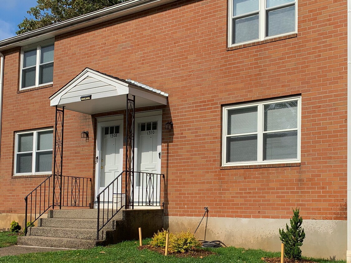 Private front and back entrances - 1308 Slater Rd