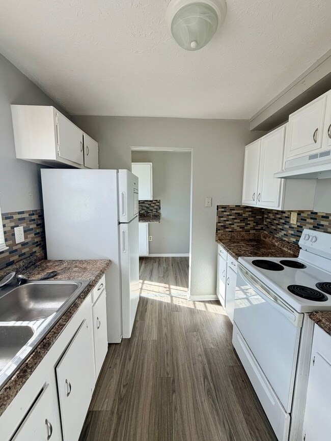 Building Photo - 2472 Woodhill Dr