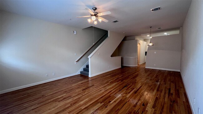Foto del edificio - 2710 Hullsmith Dr