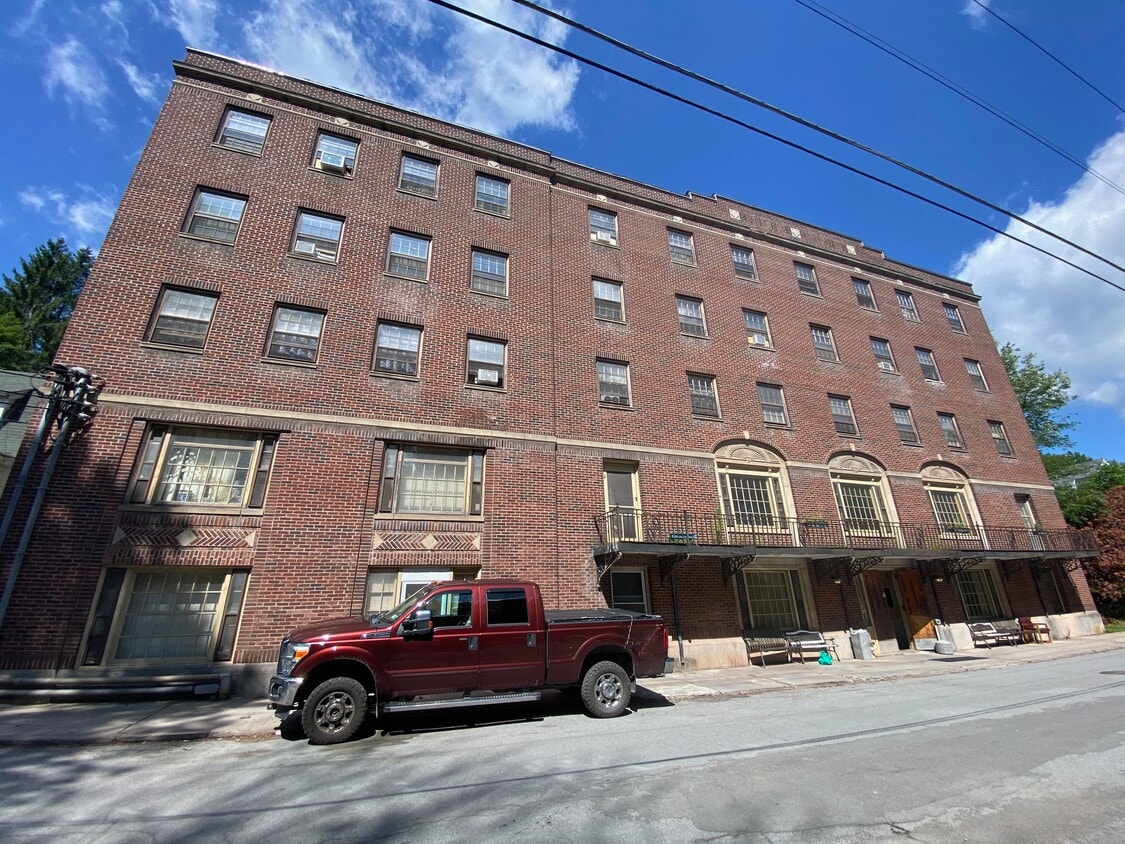Building Photo - 72 Academy St