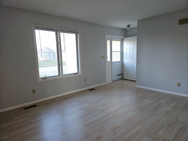 Foto del edificio - 2 bdrm off Mattis Ave