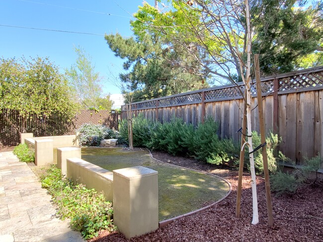 Community Courtyard - zLaurel Place Apartments