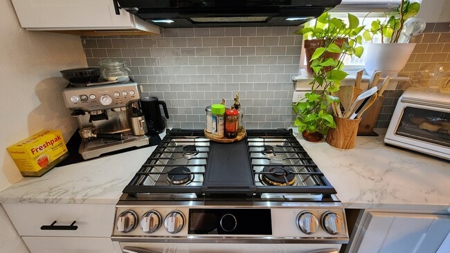 Kitchen - 1021 Edith Blvd NE