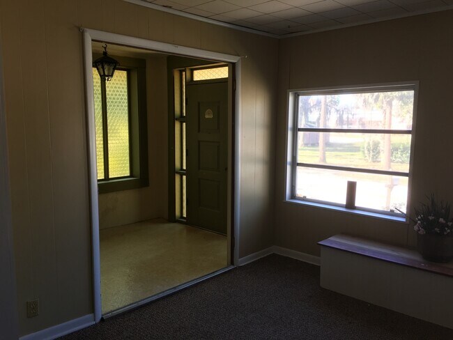 Foto del edificio - NOT AVAILABLE FOR SHOWING UNTIL MID MAY Home with Beautiful Tuscawilla Park as your yard.