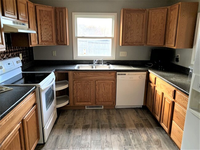 Building Photo - 3 bedroom / 2 bath One Level Home Johnson ...