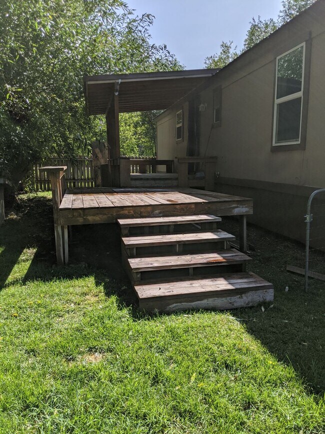 Foto del edificio - Cozy pet friendly location on a large lot