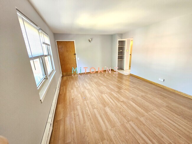 Building Photo - 2100 W Farragut Ave