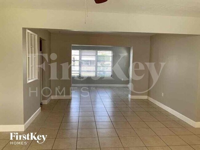Building Photo - 2807 Utopia Dr