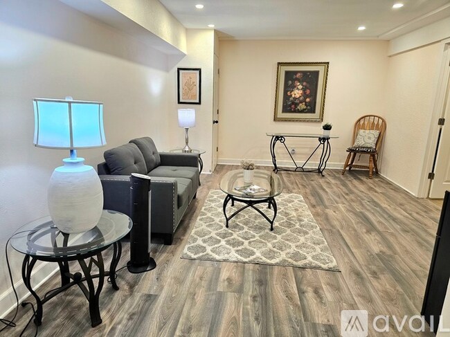 Foto del edificio - 8653 W Rowland Pl