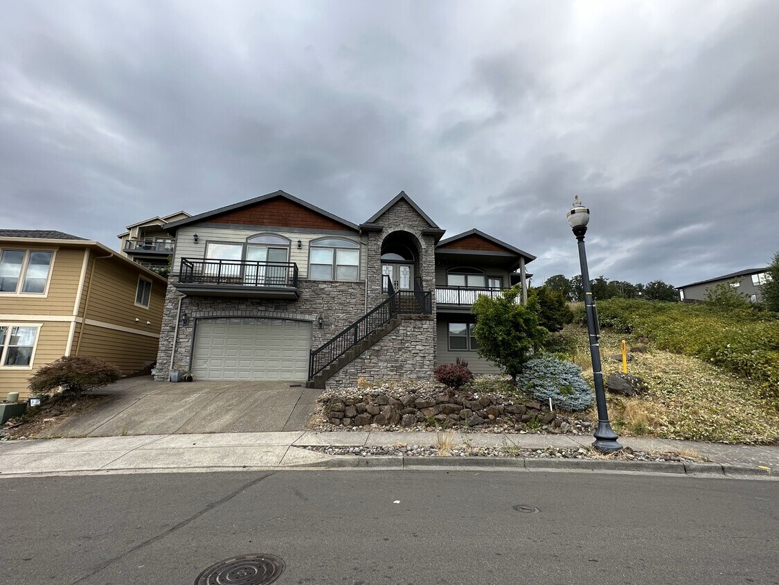 Primary Photo - 757 W Lookout Ridge Dr