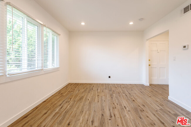 Building Photo - 1812 W Glenoaks Blvd