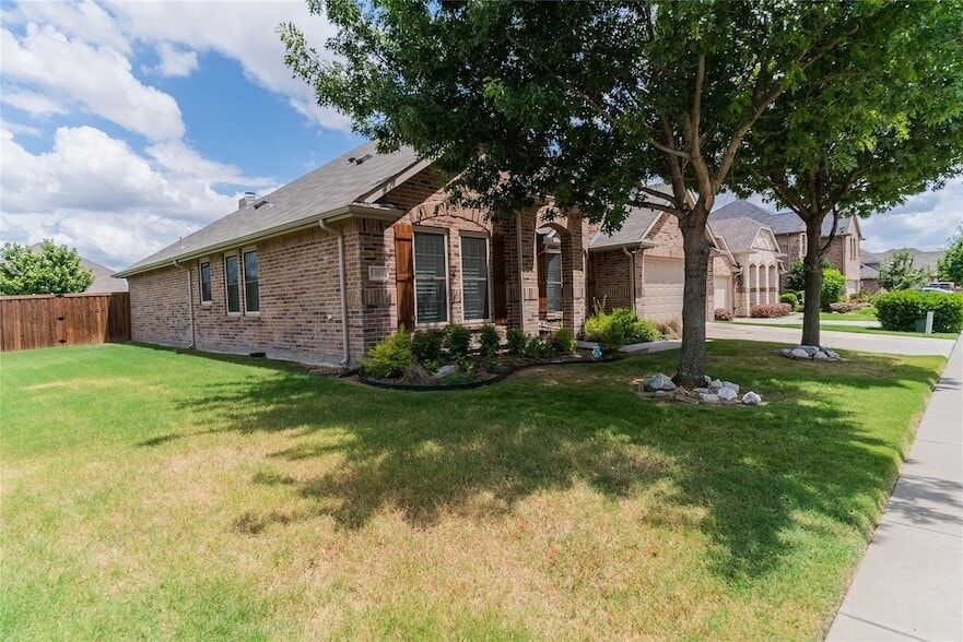 Primary Photo - 1001 English Ivy Dr