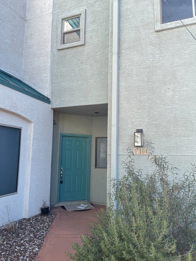 Building Photo - Clean Townhome in Great Location
