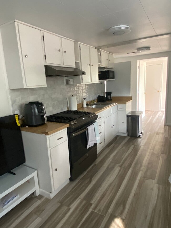 Cocina - 675 Utica St