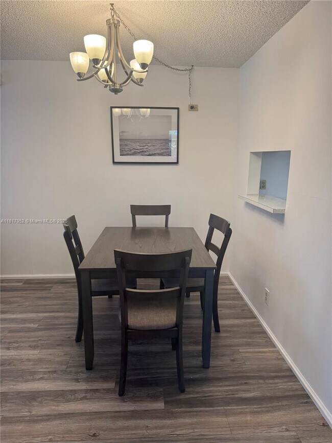 Foto del edificio - 5300 NE 24th Terrace