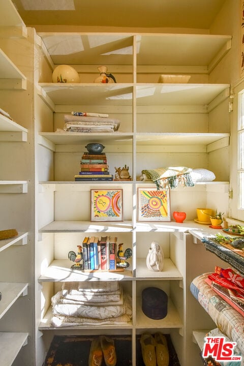 Building Photo - 8437 Waring Ave