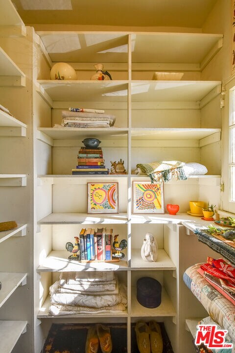 Foto del edificio - 8437 Waring Ave