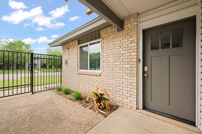 Foto del edificio - 2 Bed, 2 Bath Duplex