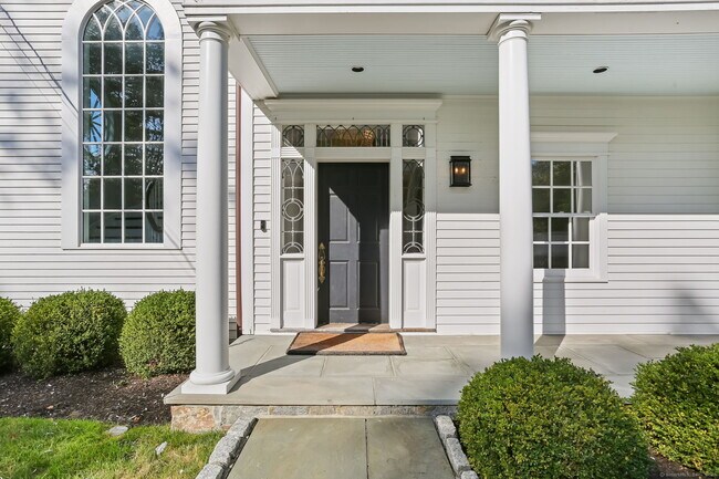 Foto del edificio - 2493 Redding Rd