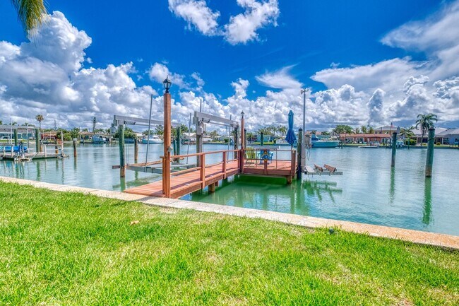 Foto del edificio - Treasure Island Three Bedroom, Two Bath Furnished Single Family Home on the water.