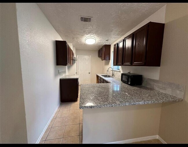 Building Photo - 905 Macclesby Ln