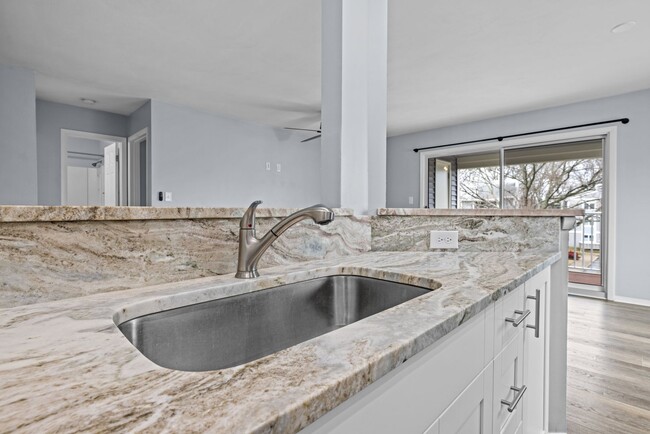 Building Photo - AWESOME CONDO - CONVENIENT LOCATION!