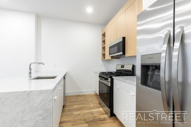 Foto del edificio - Brand New 5 bed 5 Bath Duplex with 2 Roof ...