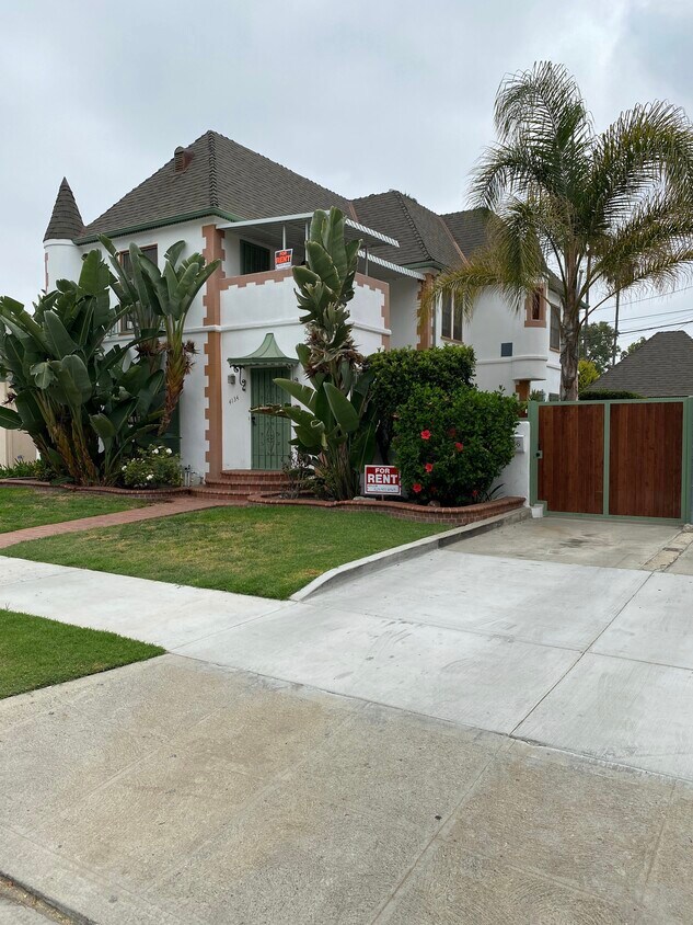 Gated Entry - 4136 Sutro Ave